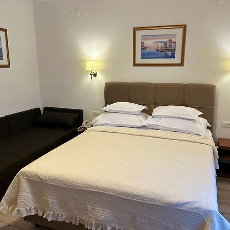 Hotel Vila Tina Arbanija ภายนอก รูปภาพ