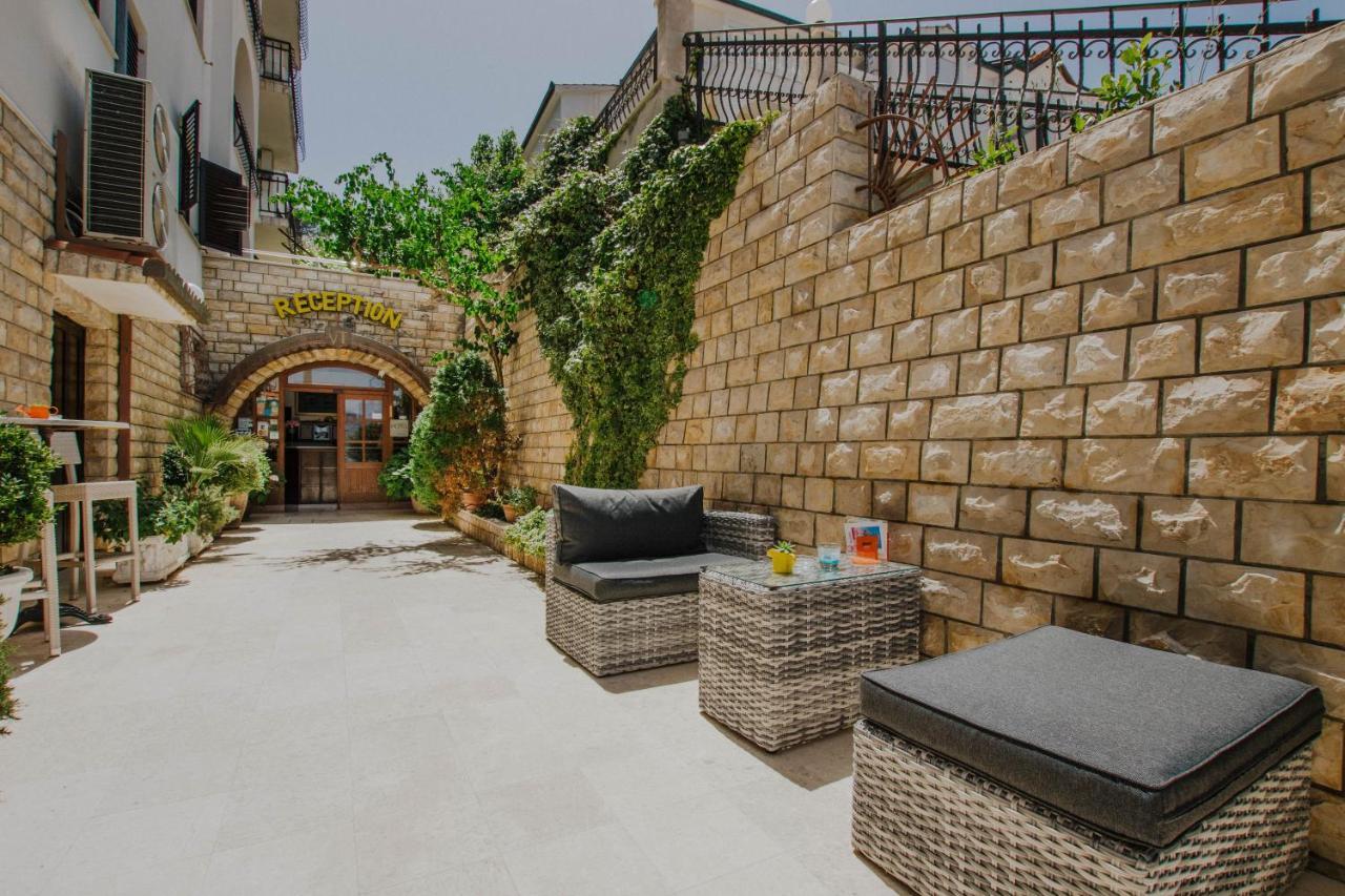 Hotel Vila Tina Arbanija ภายนอก รูปภาพ