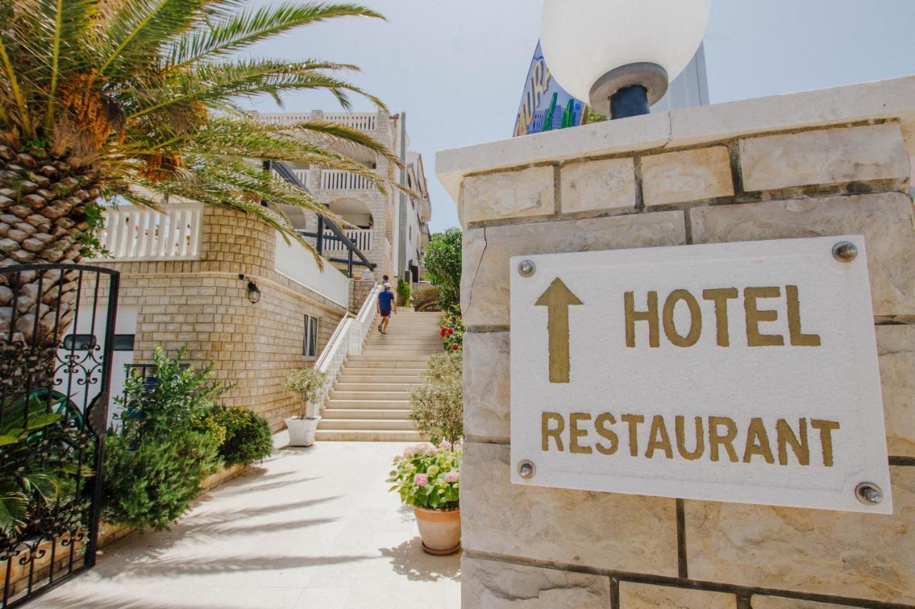 Hotel Vila Tina Arbanija ภายนอก รูปภาพ