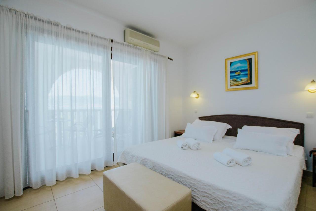 Hotel Vila Tina Arbanija ภายนอก รูปภาพ