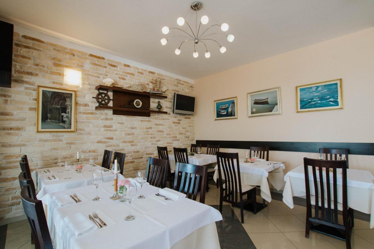 Hotel Vila Tina Arbanija ภายนอก รูปภาพ