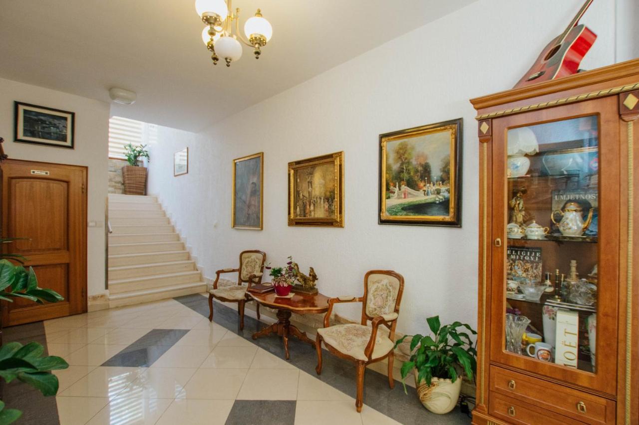 Hotel Vila Tina Arbanija ภายนอก รูปภาพ