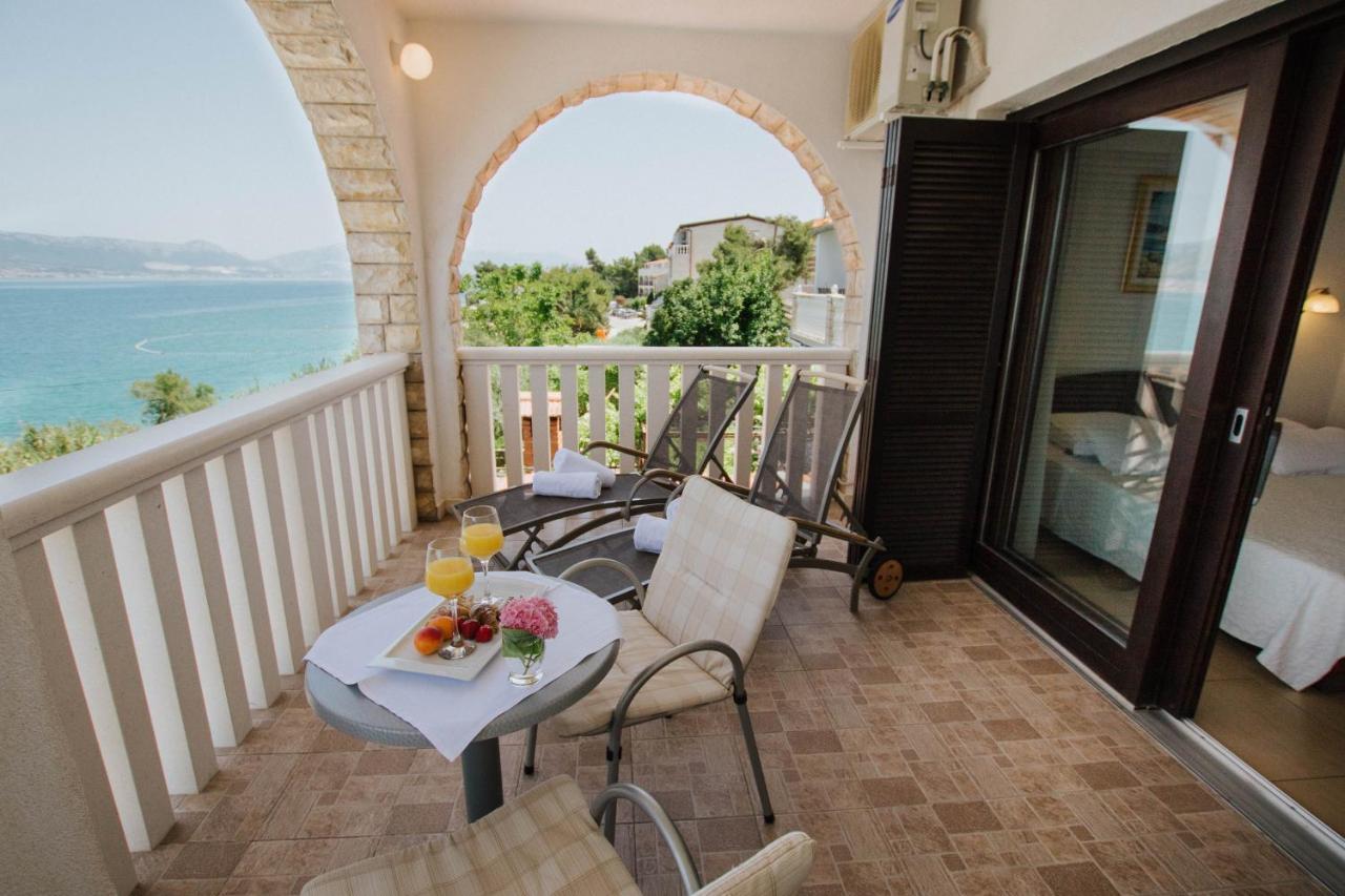 Hotel Vila Tina Arbanija ภายนอก รูปภาพ
