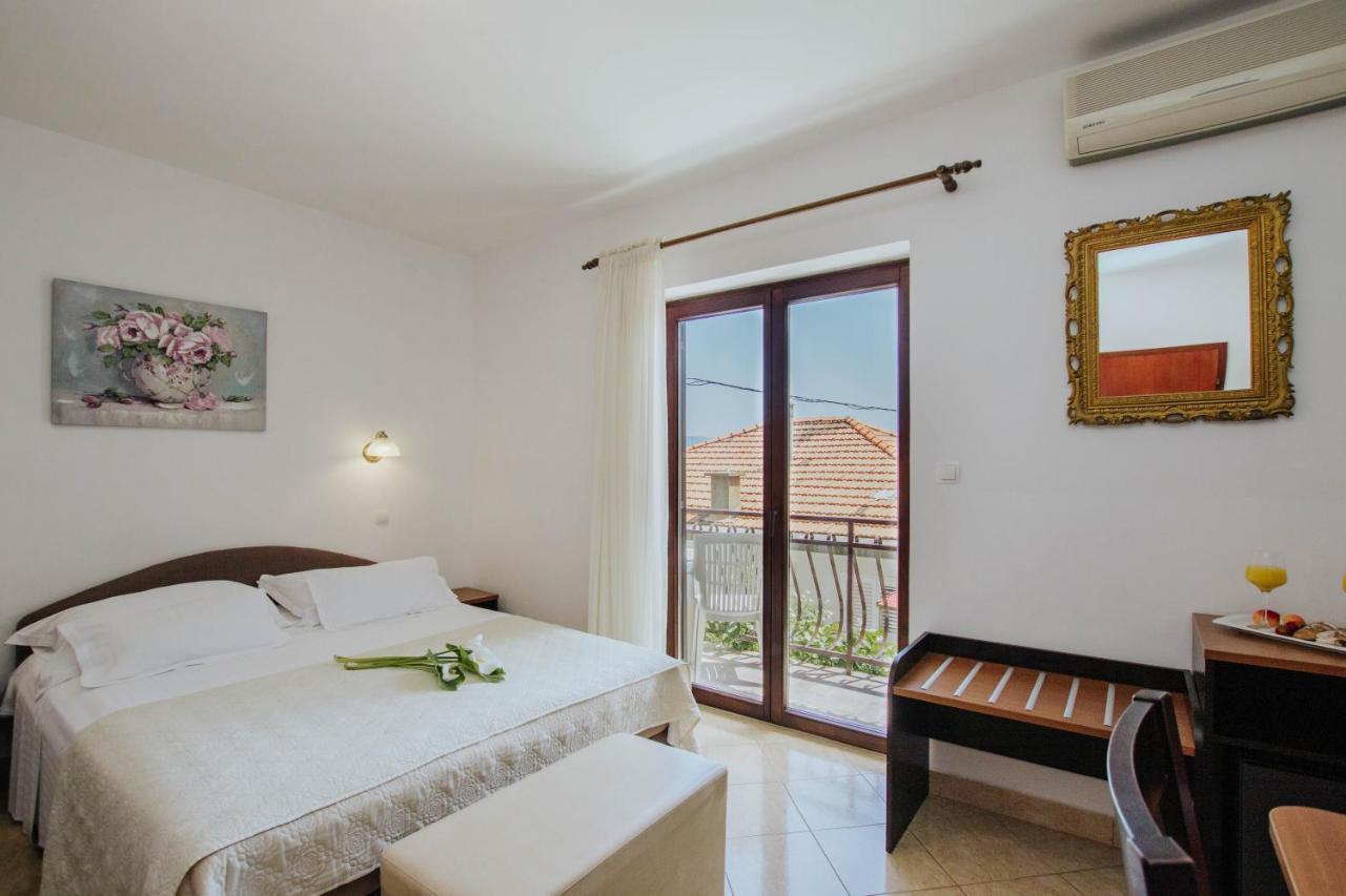 Hotel Vila Tina Arbanija ภายนอก รูปภาพ