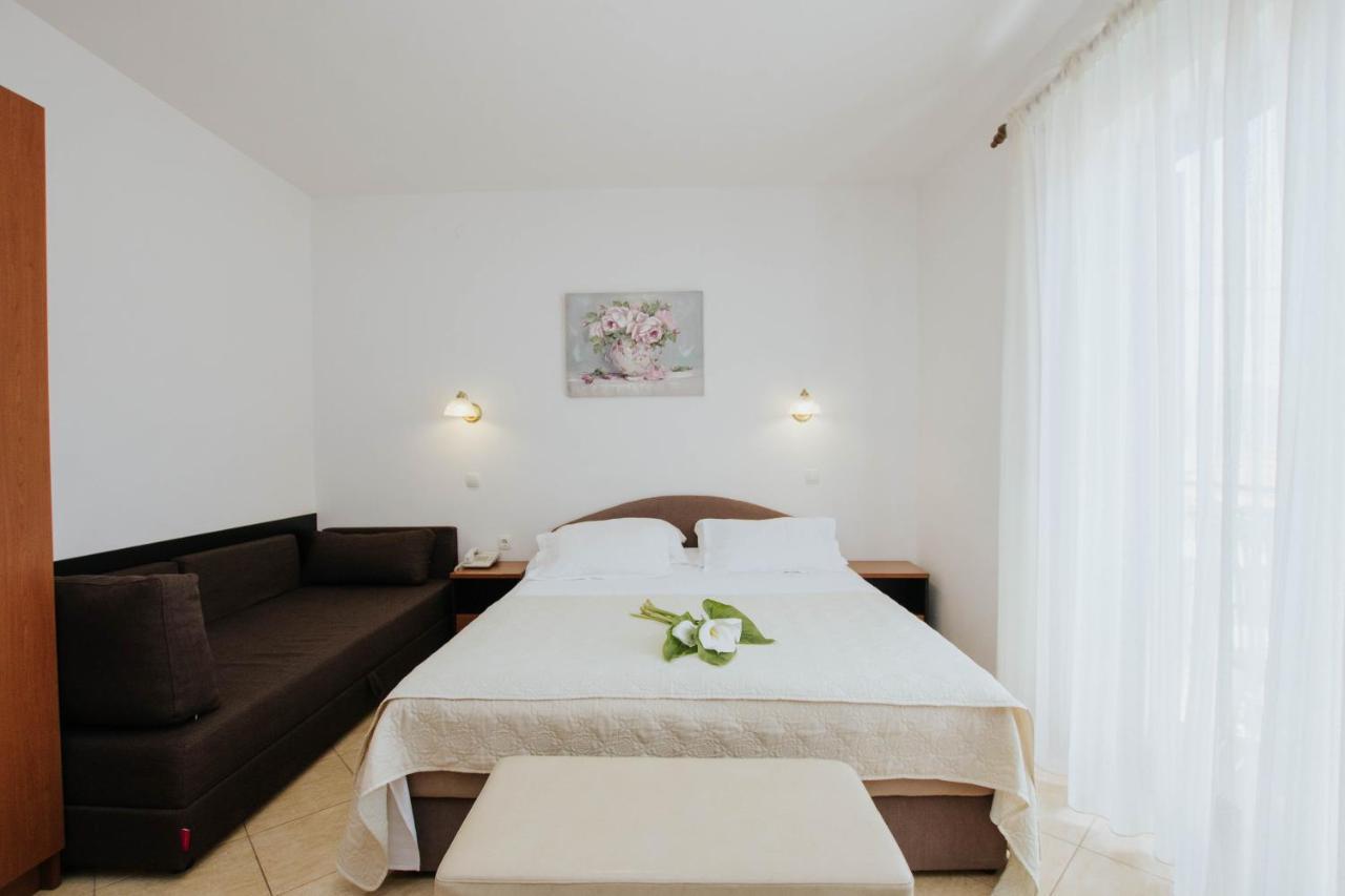 Hotel Vila Tina Arbanija ภายนอก รูปภาพ