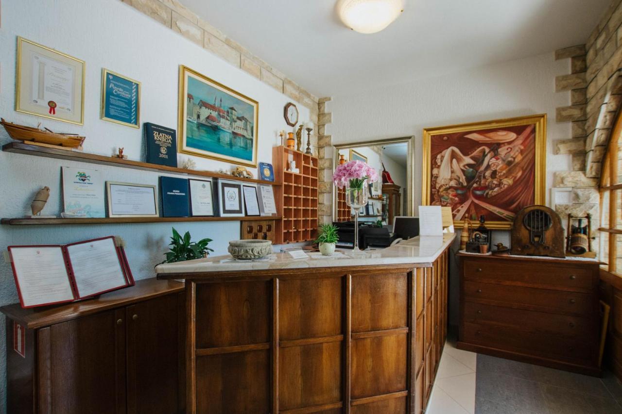 Hotel Vila Tina Arbanija ภายนอก รูปภาพ