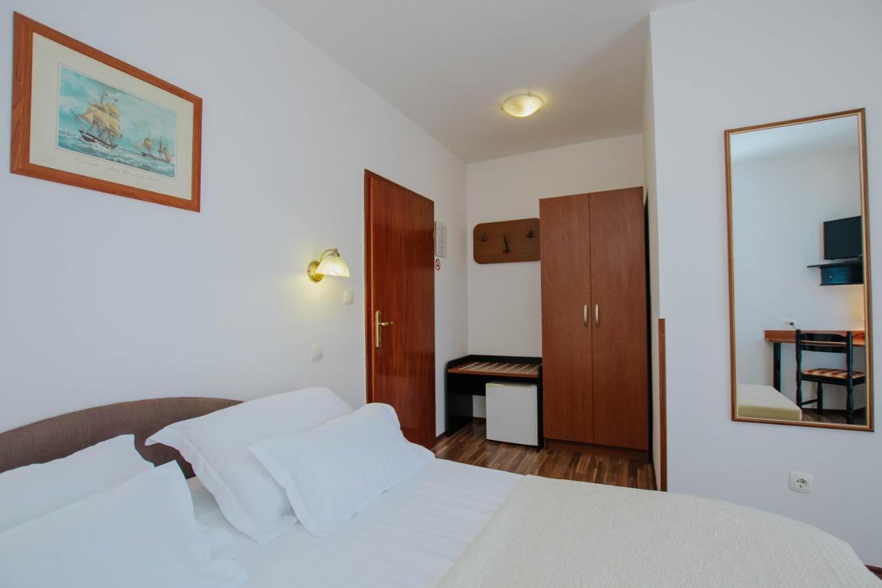 Hotel Vila Tina Arbanija ภายนอก รูปภาพ