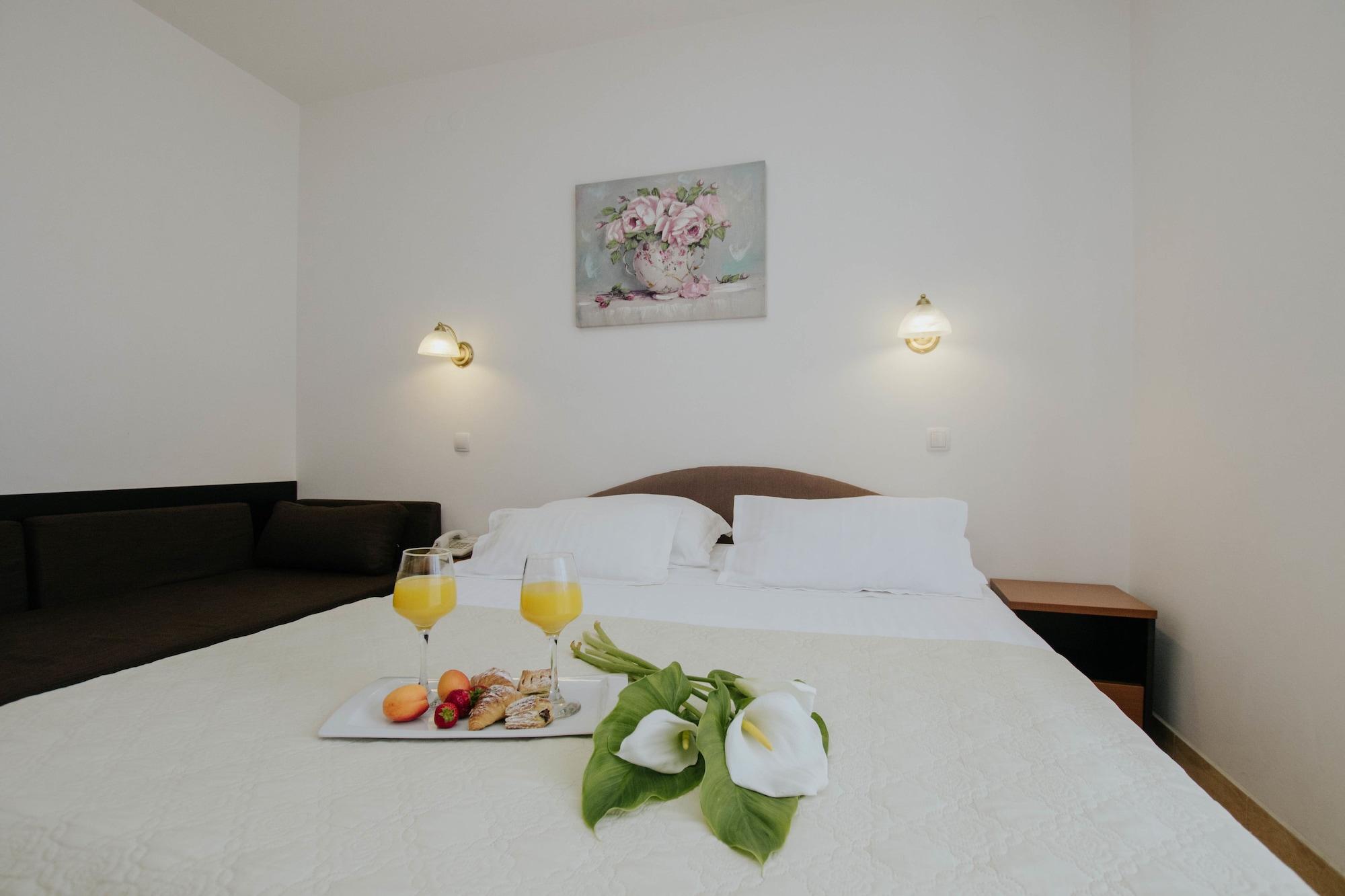 Hotel Vila Tina Arbanija ภายนอก รูปภาพ