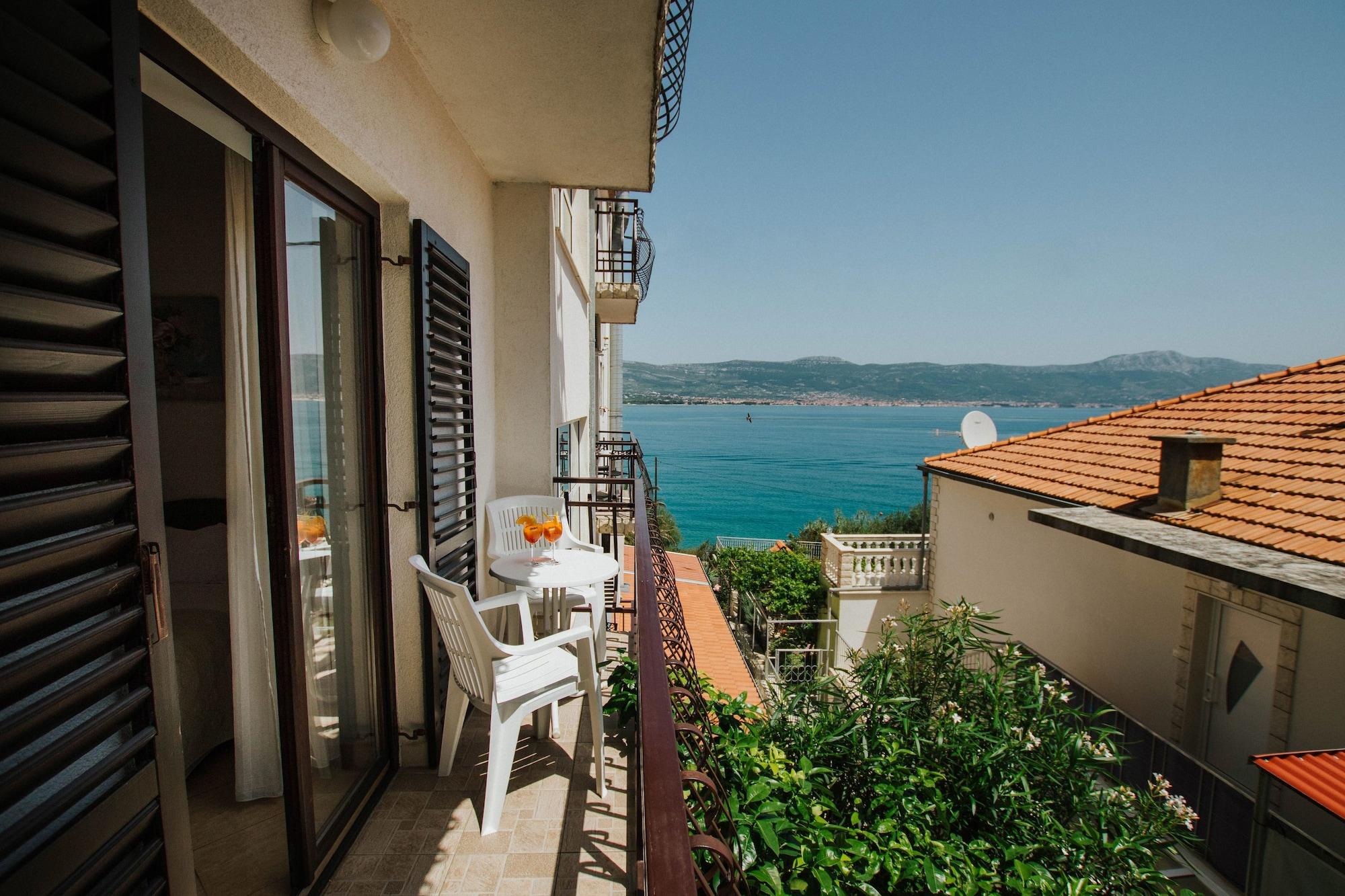 Hotel Vila Tina Arbanija ภายนอก รูปภาพ
