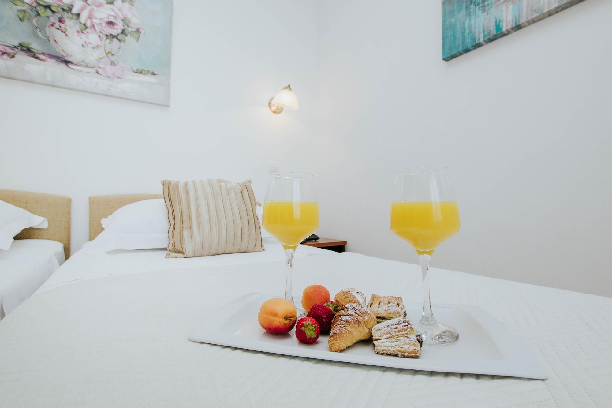 Hotel Vila Tina Arbanija ภายนอก รูปภาพ