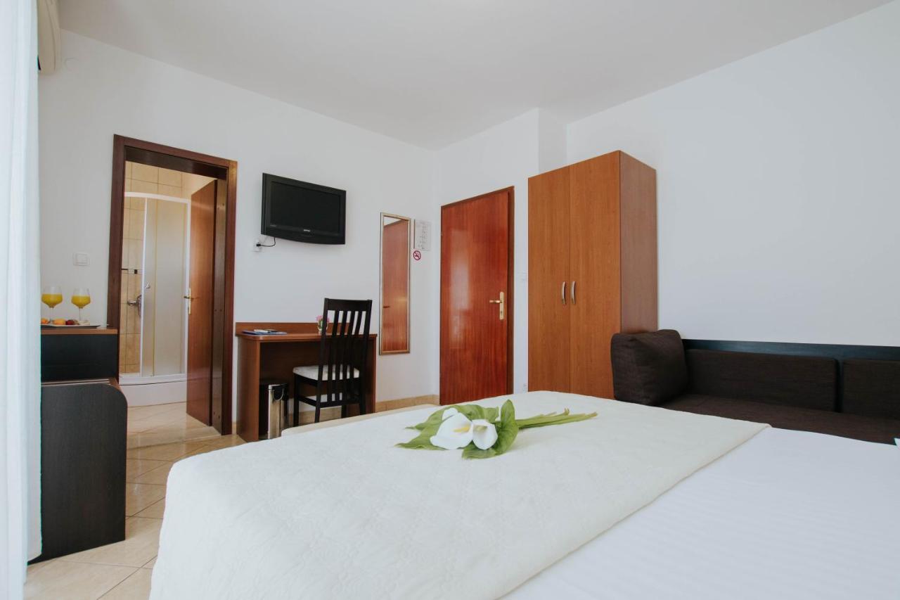 Hotel Vila Tina Arbanija ภายนอก รูปภาพ