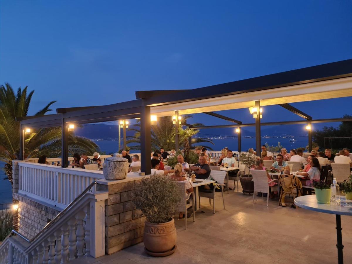 Hotel Vila Tina Arbanija ภายนอก รูปภาพ