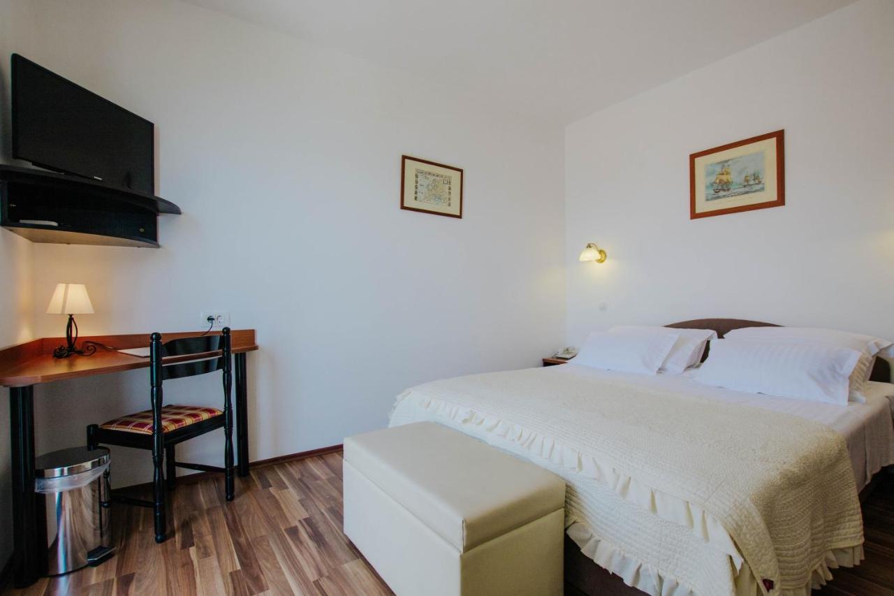 Hotel Vila Tina Arbanija ภายนอก รูปภาพ