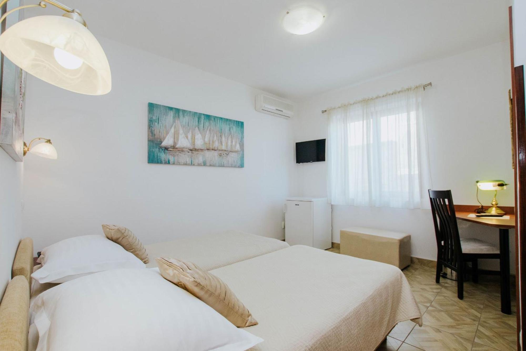 Hotel Vila Tina Arbanija ภายนอก รูปภาพ