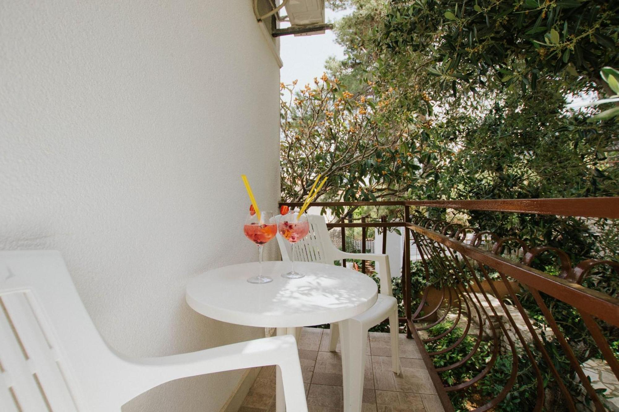 Hotel Vila Tina Arbanija ภายนอก รูปภาพ
