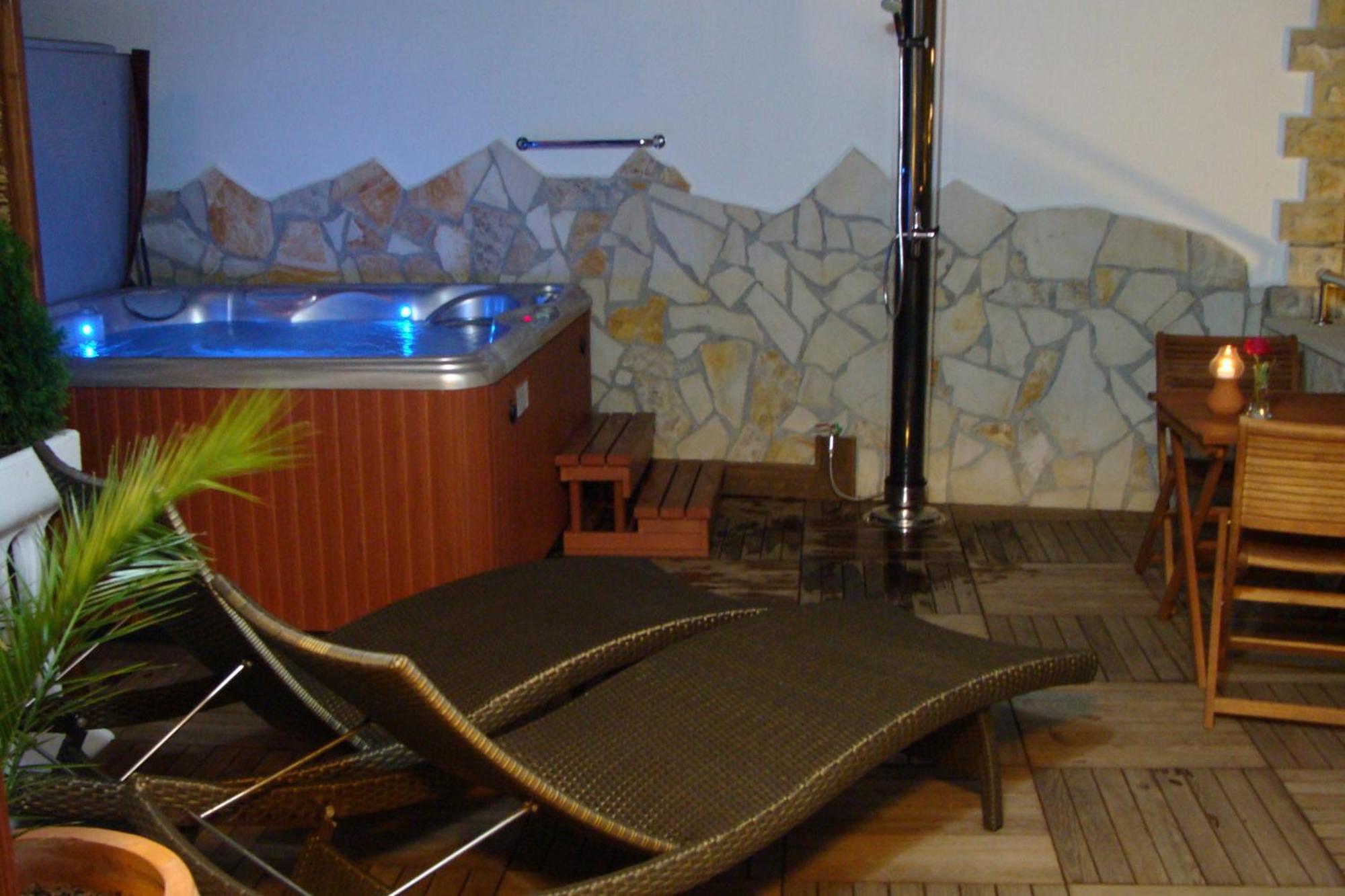 Hotel Vila Tina Arbanija ภายนอก รูปภาพ