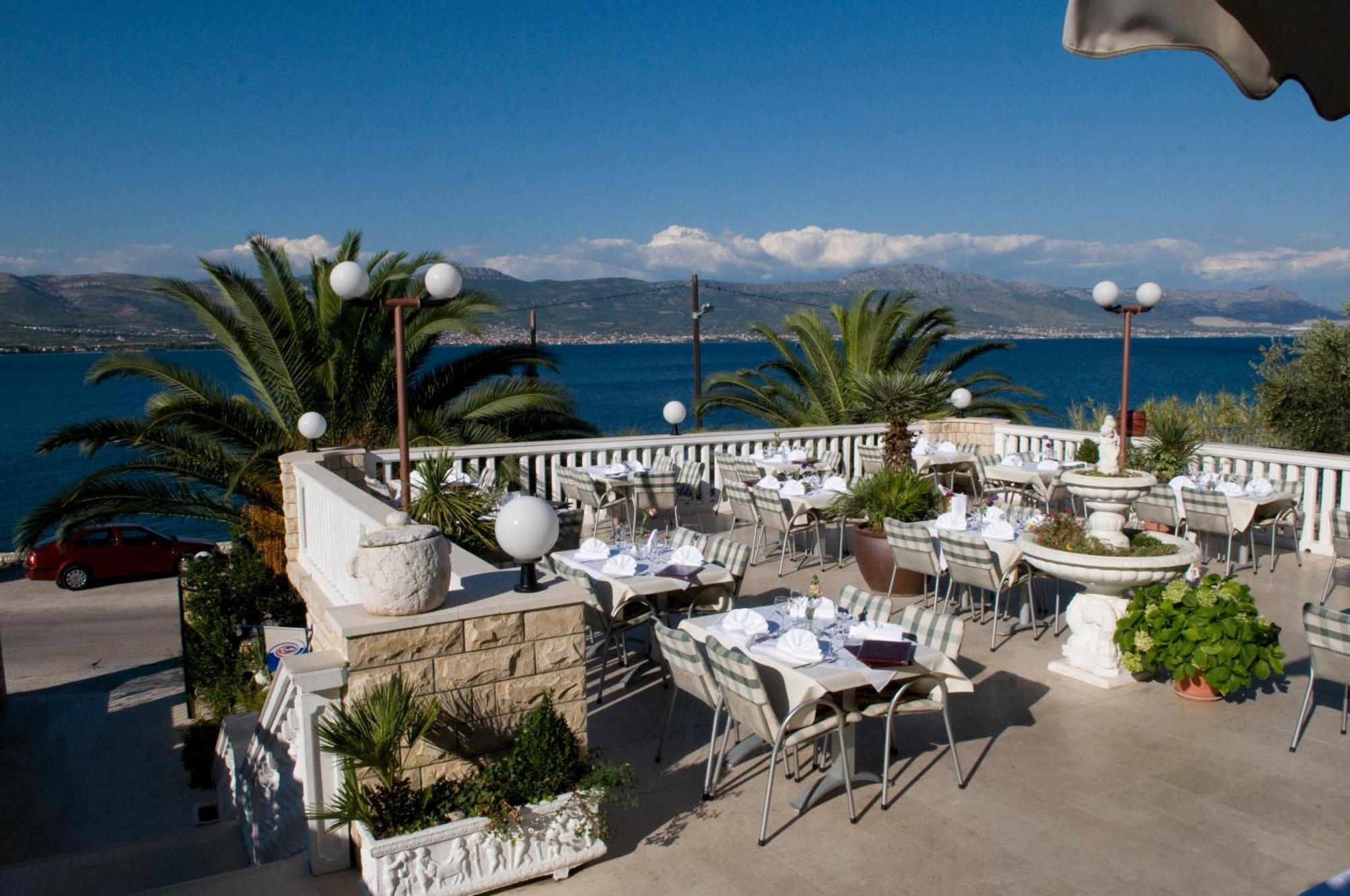 Hotel Vila Tina Arbanija ภายนอก รูปภาพ