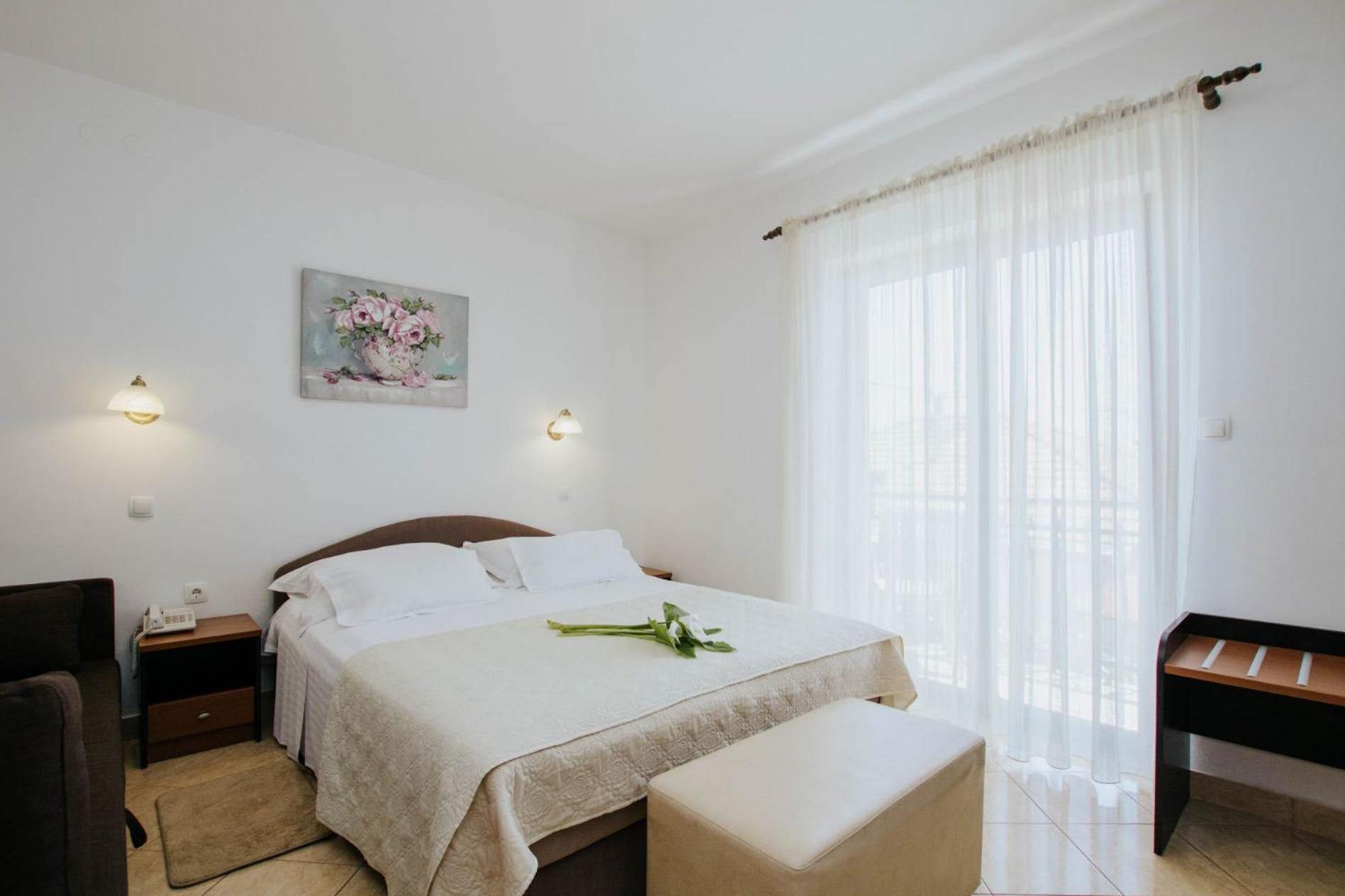 Hotel Vila Tina Arbanija ภายนอก รูปภาพ
