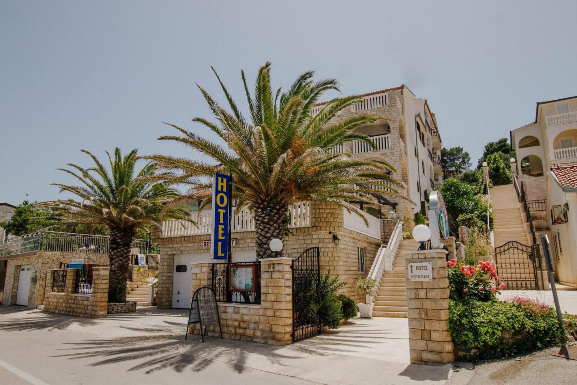 Hotel Vila Tina Arbanija ภายนอก รูปภาพ