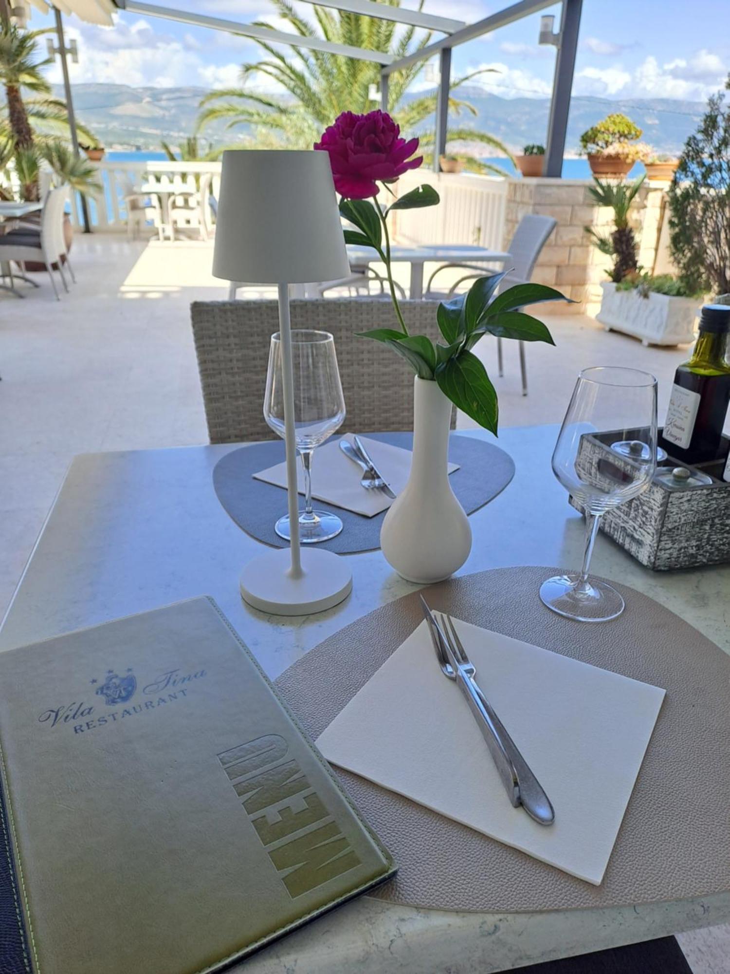 Hotel Vila Tina Arbanija ภายนอก รูปภาพ