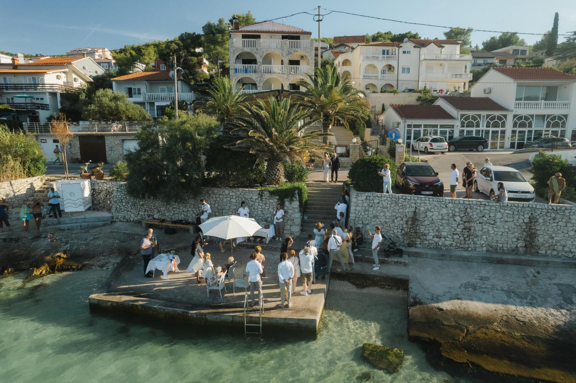 Hotel Vila Tina Arbanija ภายนอก รูปภาพ