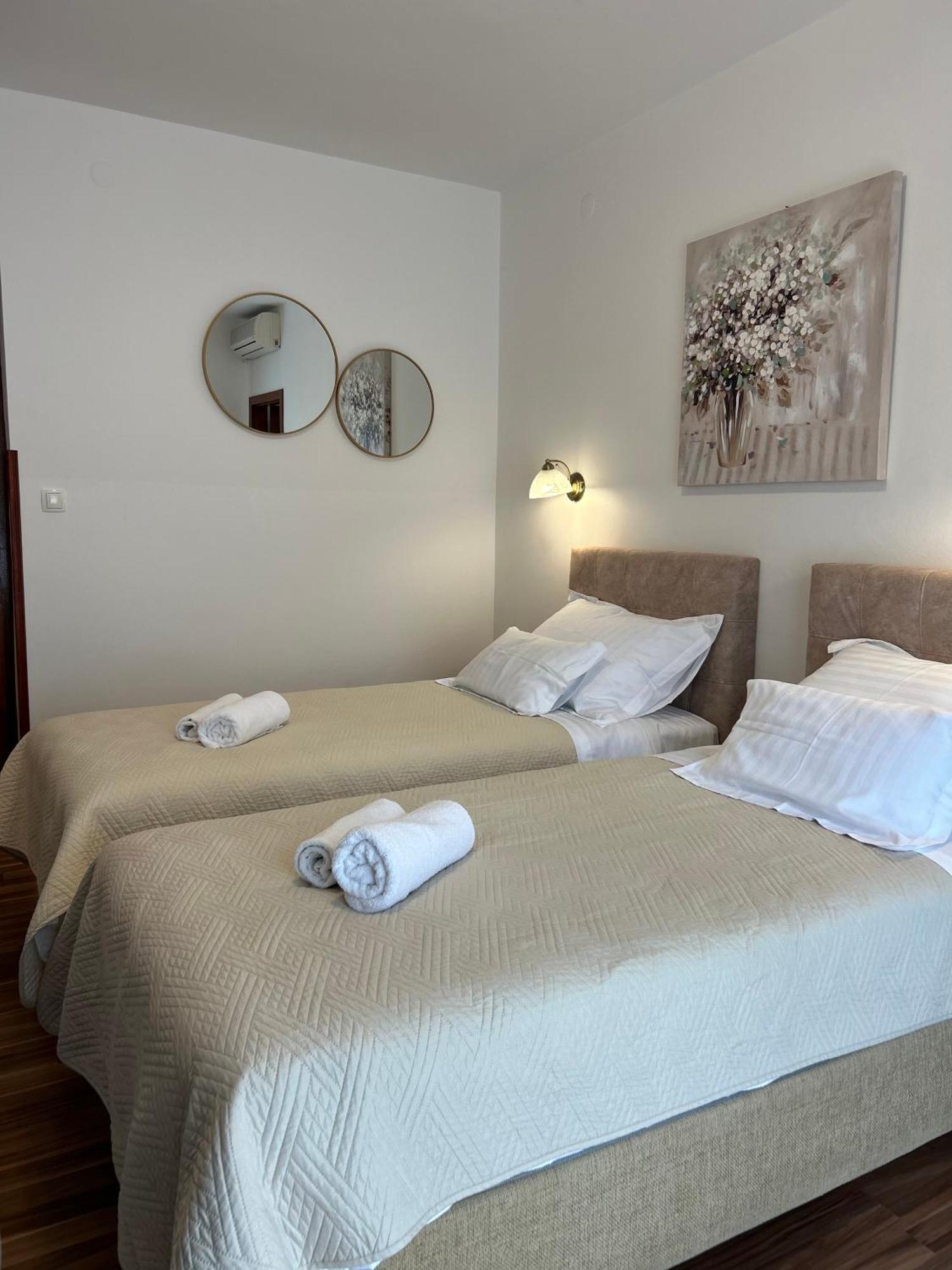 Hotel Vila Tina Arbanija ภายนอก รูปภาพ