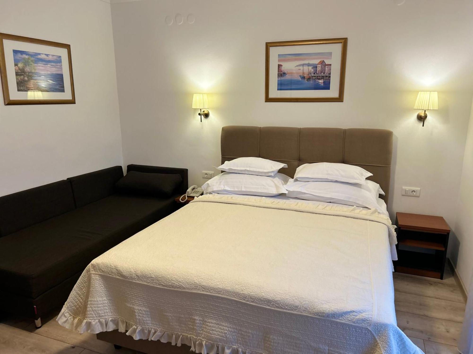 Hotel Vila Tina Arbanija ภายนอก รูปภาพ