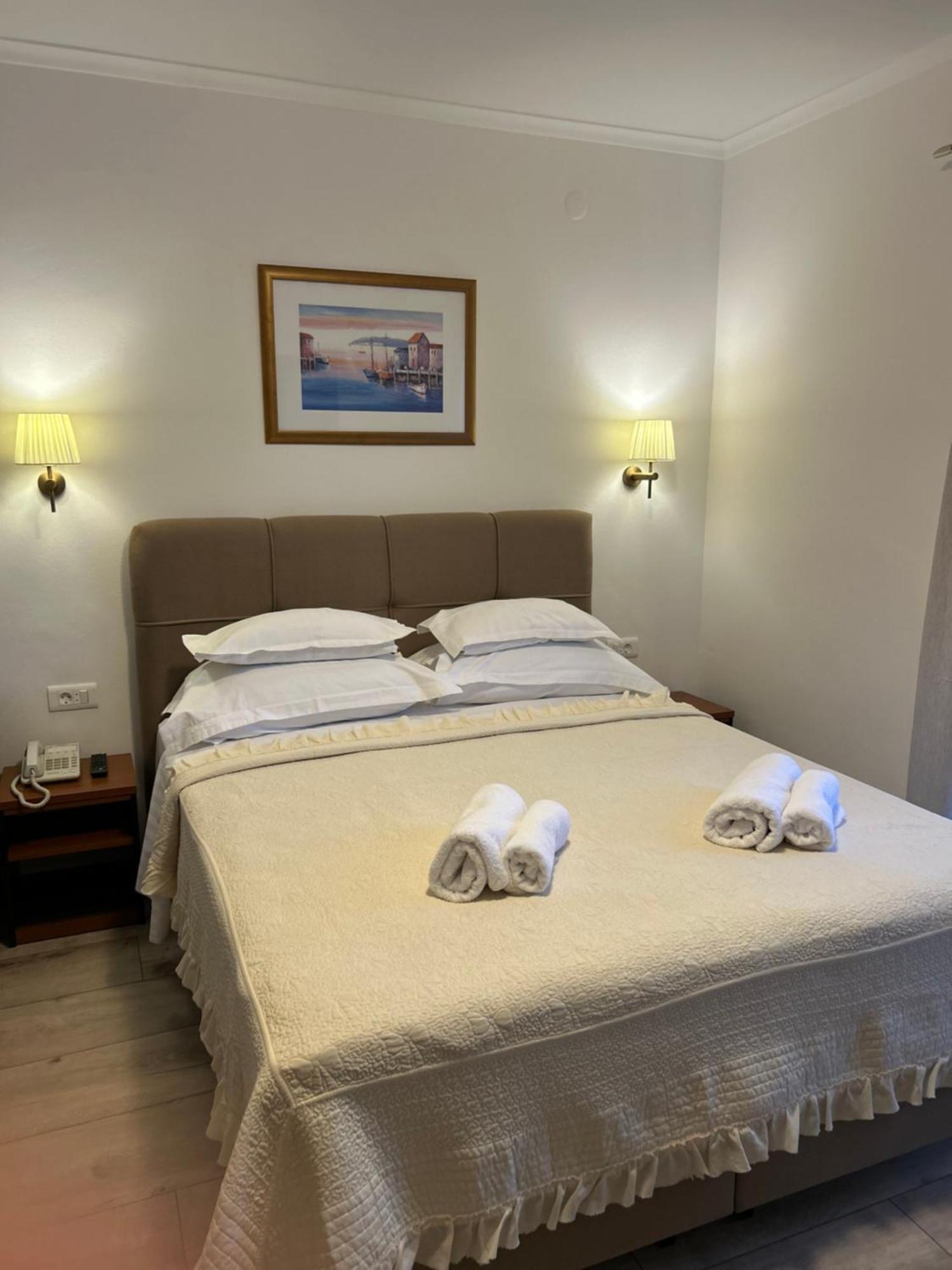 Hotel Vila Tina Arbanija ภายนอก รูปภาพ