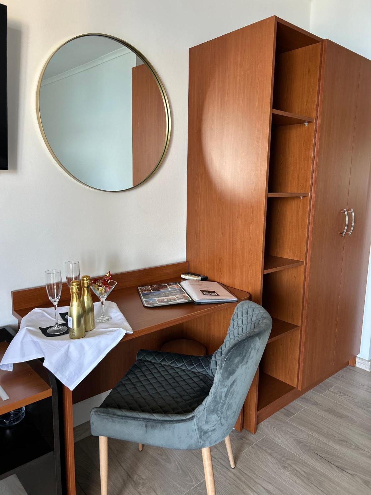 Hotel Vila Tina Arbanija ภายนอก รูปภาพ