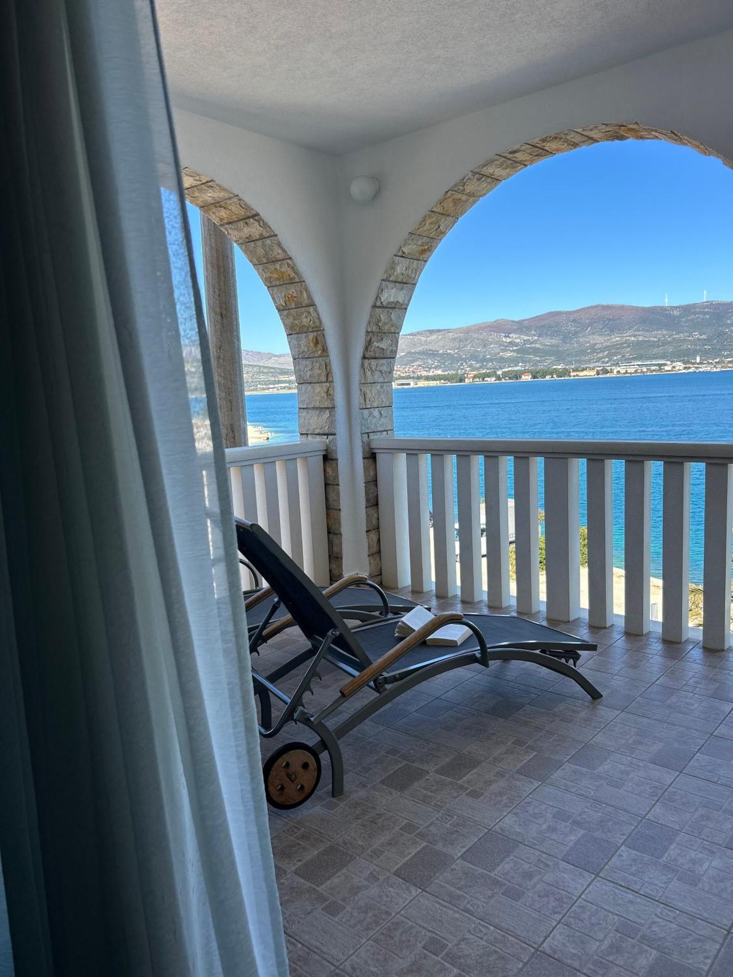 Hotel Vila Tina Arbanija ภายนอก รูปภาพ