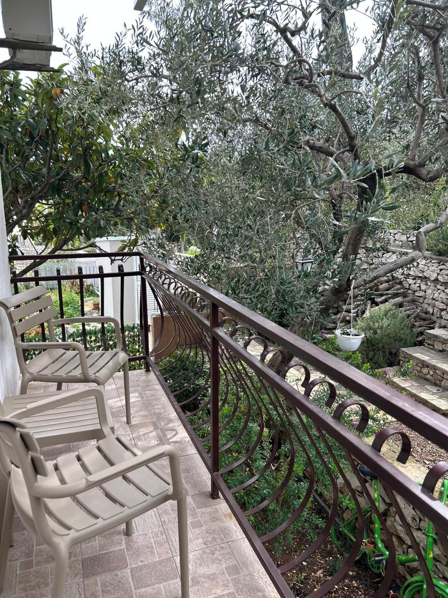 Hotel Vila Tina Arbanija ภายนอก รูปภาพ