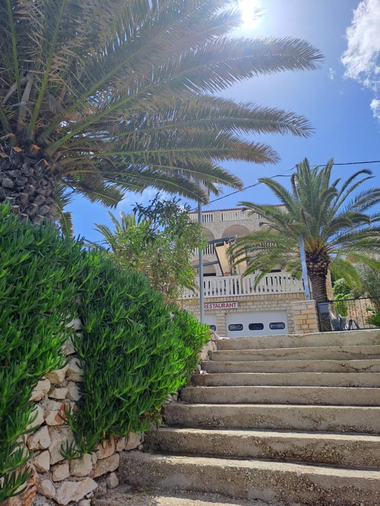 Hotel Vila Tina Arbanija ภายนอก รูปภาพ