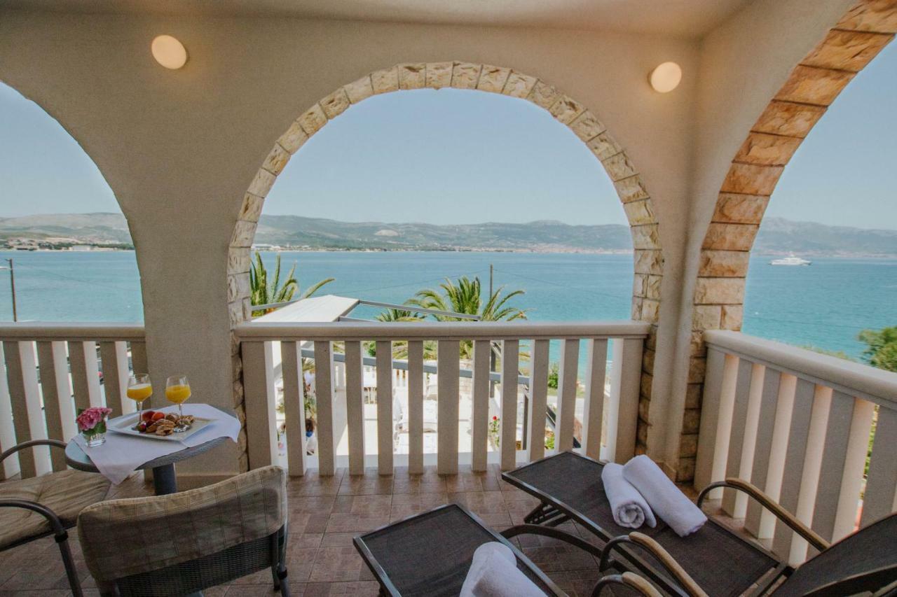 Hotel Vila Tina Arbanija ภายนอก รูปภาพ