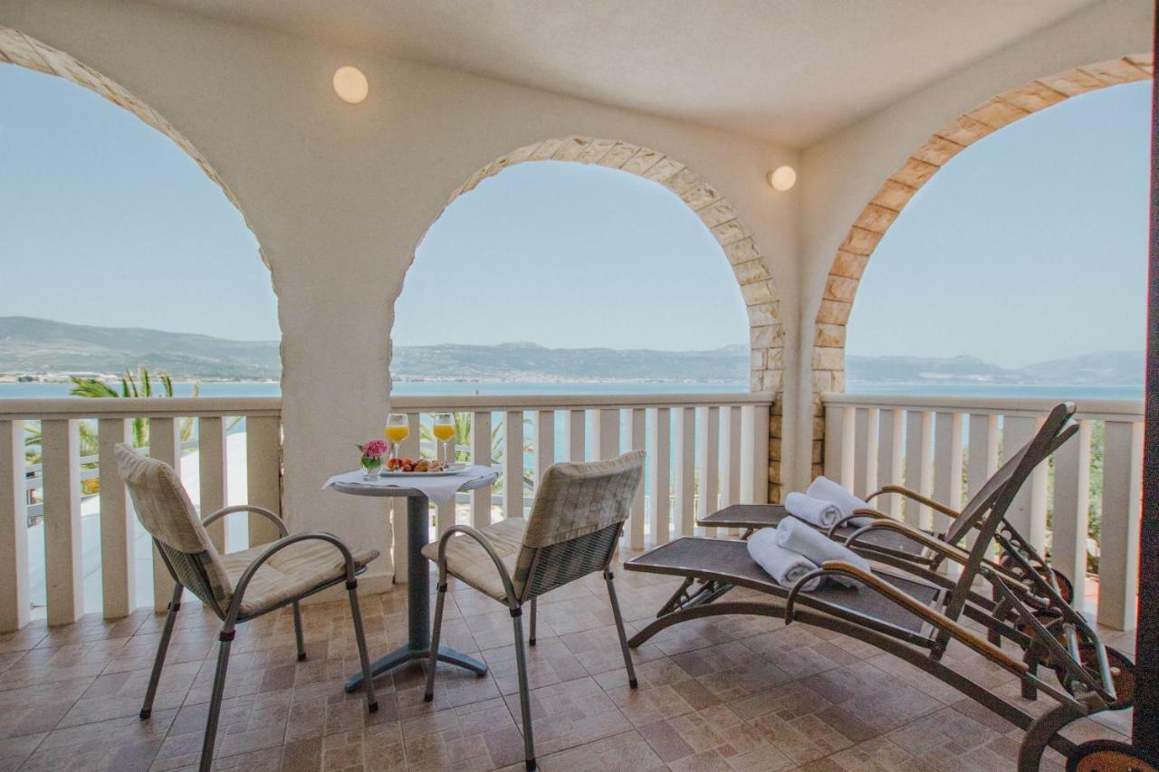 Hotel Vila Tina Arbanija ภายนอก รูปภาพ
