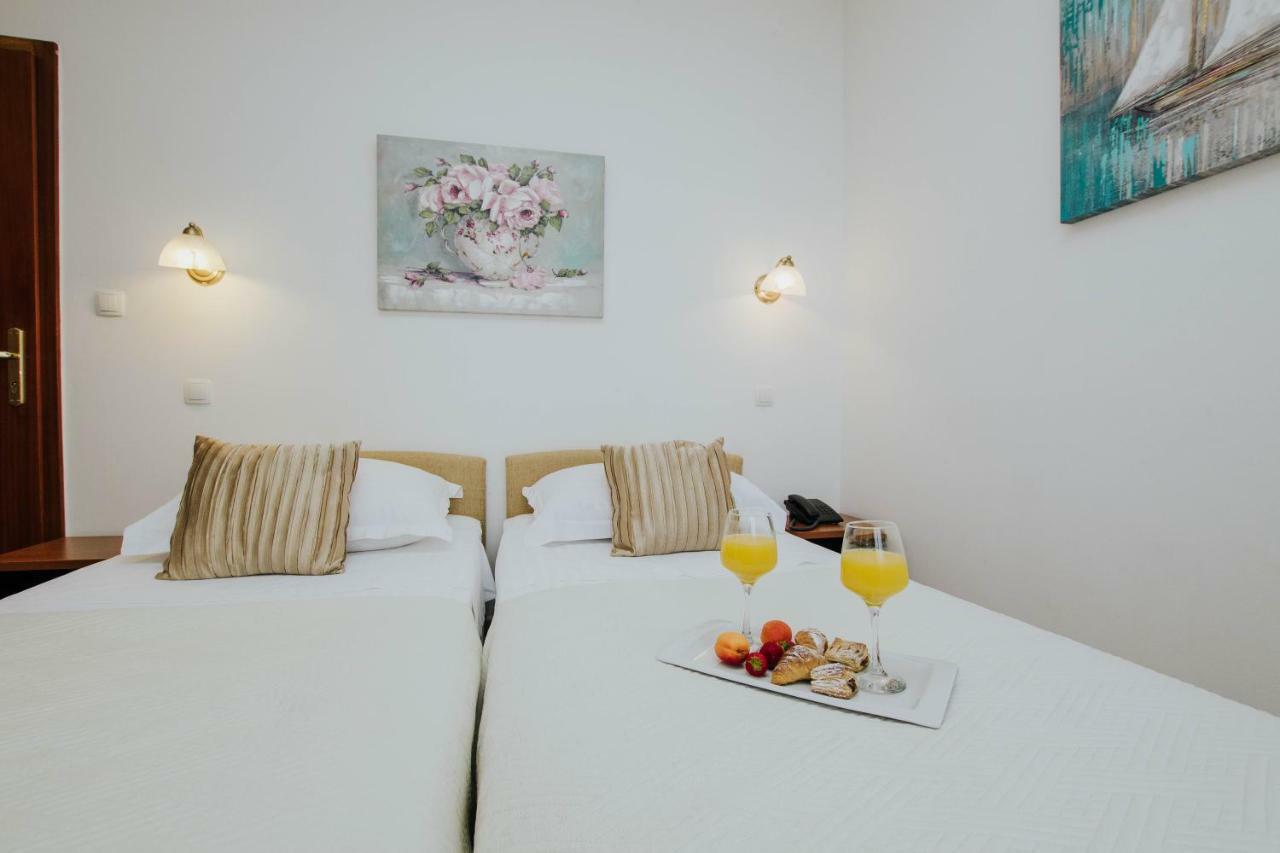 Hotel Vila Tina Arbanija ภายนอก รูปภาพ
