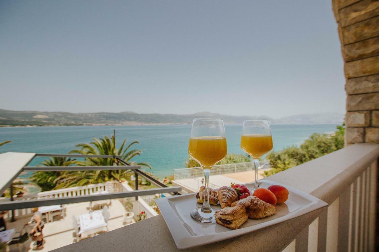 Hotel Vila Tina Arbanija ภายนอก รูปภาพ