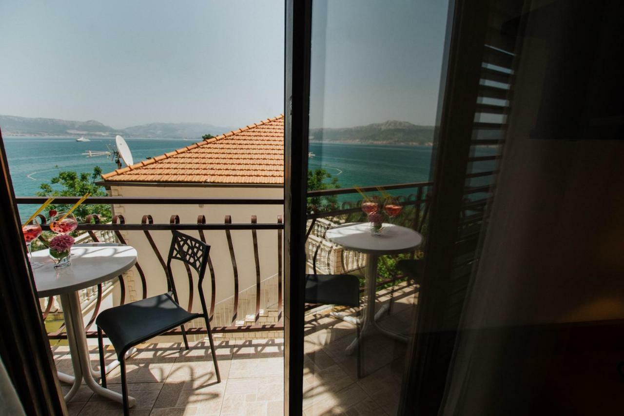Hotel Vila Tina Arbanija ภายนอก รูปภาพ