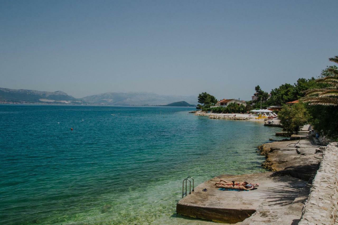 Hotel Vila Tina Arbanija ภายนอก รูปภาพ
