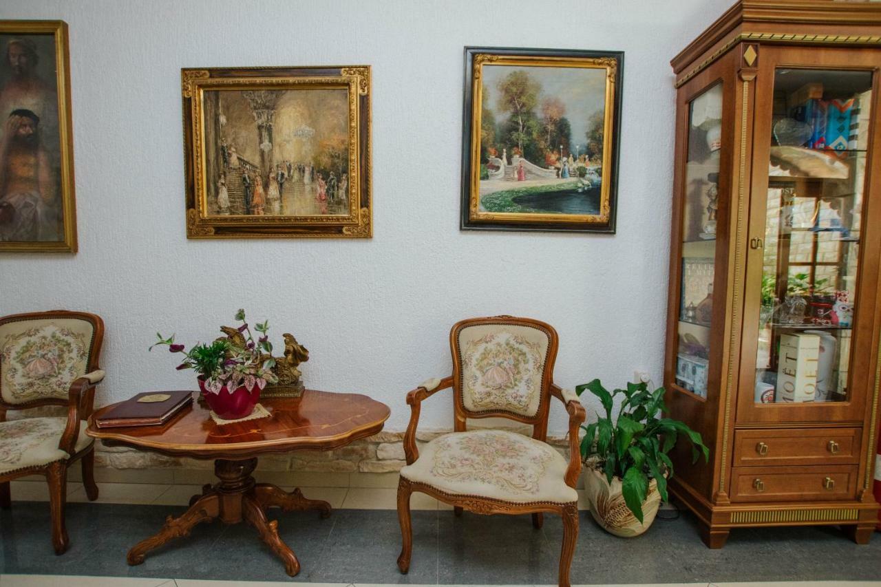 Hotel Vila Tina Arbanija ภายนอก รูปภาพ