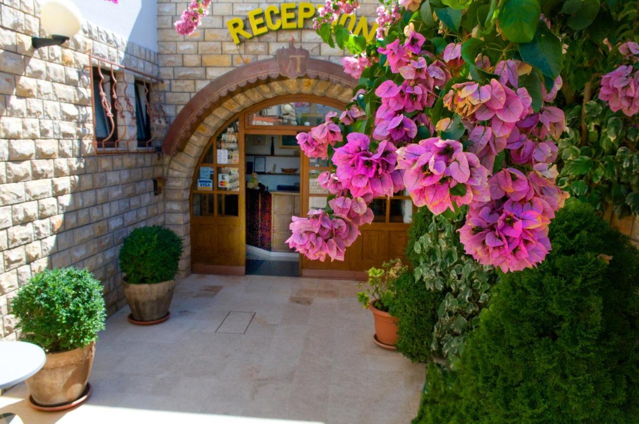 Hotel Vila Tina Arbanija ภายนอก รูปภาพ